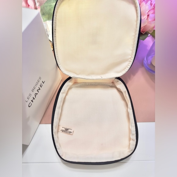 🎉HOST PICK 💖Chanel Le Beiges Cosmetic Bag - Picture 4 of 5